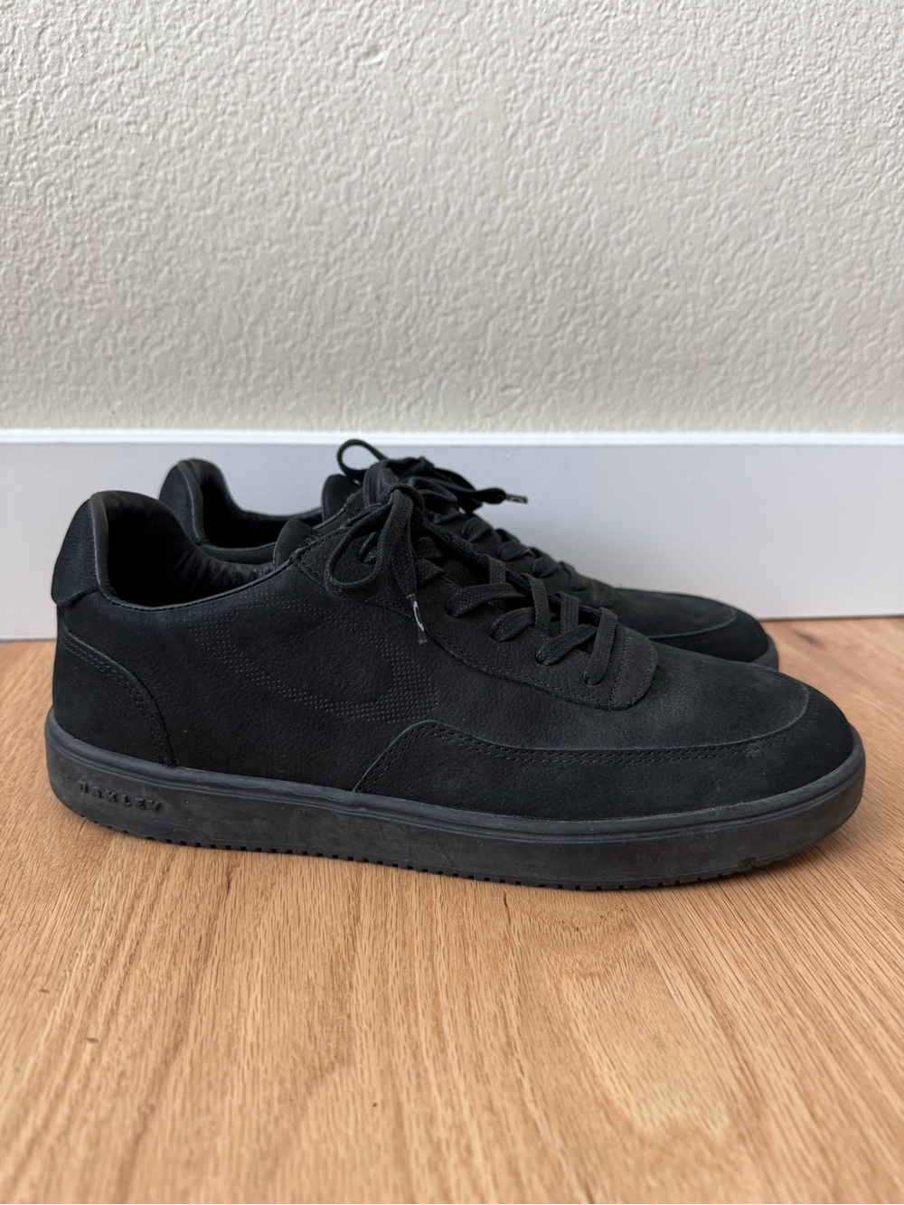 LIKE NEW Oakley Atom Premium Blackout Sneaker Men’s 10 Leather Black